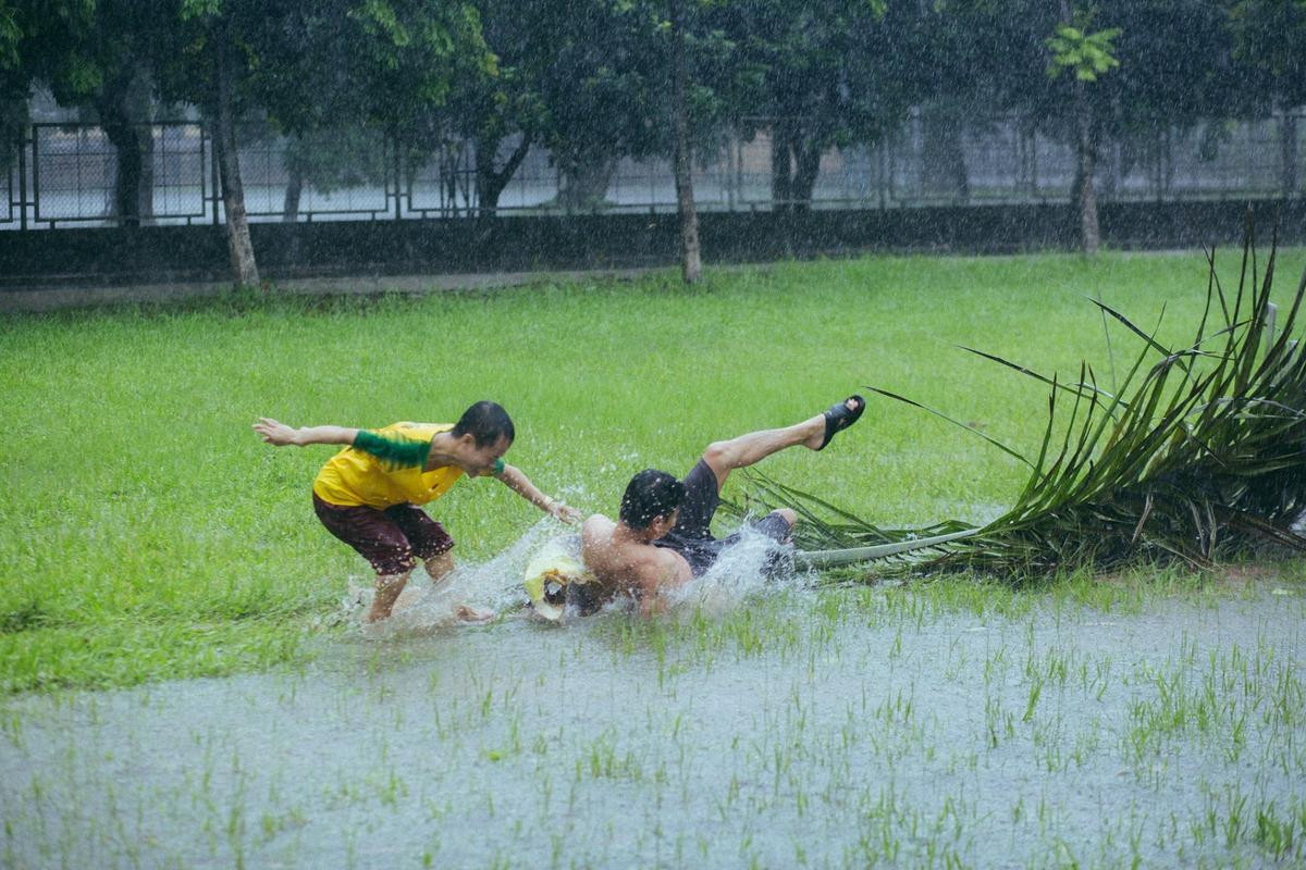 Mưa bão Hà Nội khiến bạn chán ngấy, hãy chiêm ngưỡng ngay những hình ảnh 'lầy lội' này của nhóm nam sinh Học viện Nông Nghiệp Ảnh 2