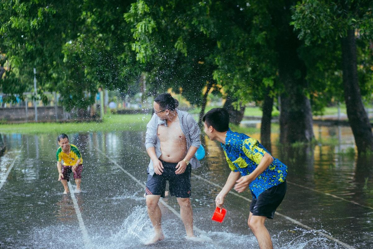 Mưa bão Hà Nội khiến bạn chán ngấy, hãy chiêm ngưỡng ngay những hình ảnh 'lầy lội' này của nhóm nam sinh Học viện Nông Nghiệp Ảnh 5