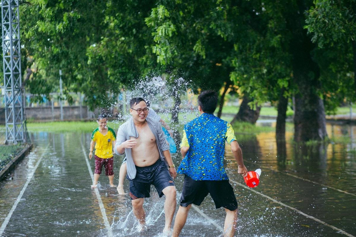 Mưa bão Hà Nội khiến bạn chán ngấy, hãy chiêm ngưỡng ngay những hình ảnh 'lầy lội' này của nhóm nam sinh Học viện Nông Nghiệp Ảnh 6