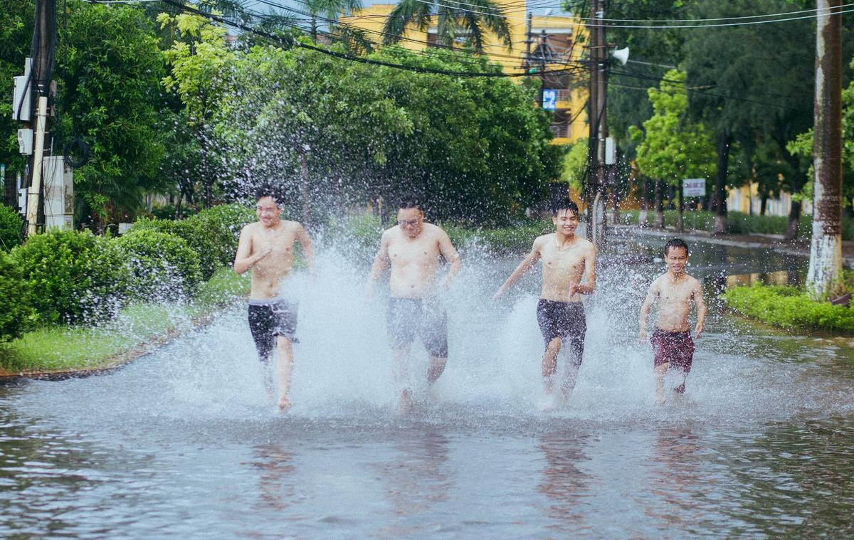 Mưa bão Hà Nội khiến bạn chán ngấy, hãy chiêm ngưỡng ngay những hình ảnh 'lầy lội' này của nhóm nam sinh Học viện Nông Nghiệp Ảnh 7