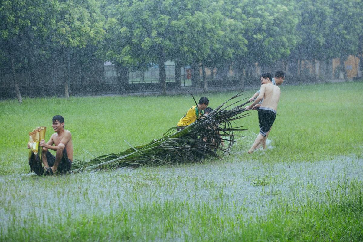 Mưa bão Hà Nội khiến bạn chán ngấy, hãy chiêm ngưỡng ngay những hình ảnh 'lầy lội' này của nhóm nam sinh Học viện Nông Nghiệp Ảnh 8