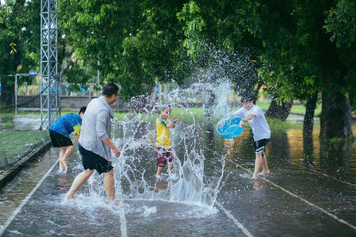 Mưa bão Hà Nội khiến bạn chán ngấy, hãy chiêm ngưỡng ngay những hình ảnh 'lầy lội' này của nhóm nam sinh Học viện Nông Nghiệp Ảnh 9