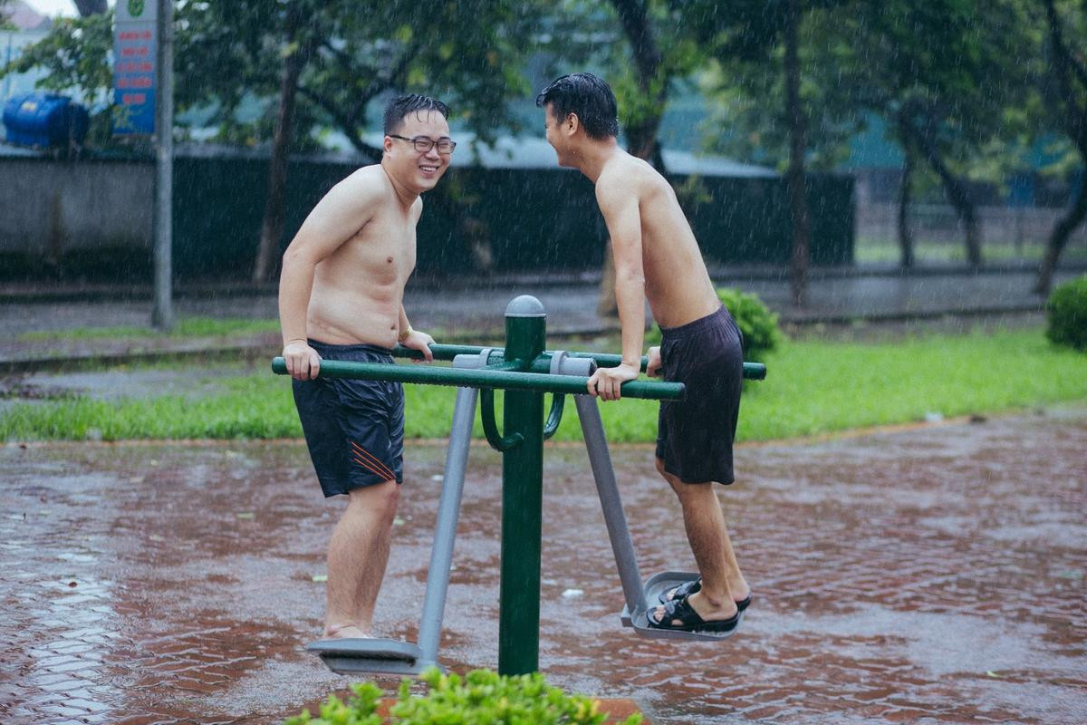 Mưa bão Hà Nội khiến bạn chán ngấy, hãy chiêm ngưỡng ngay những hình ảnh 'lầy lội' này của nhóm nam sinh Học viện Nông Nghiệp Ảnh 10