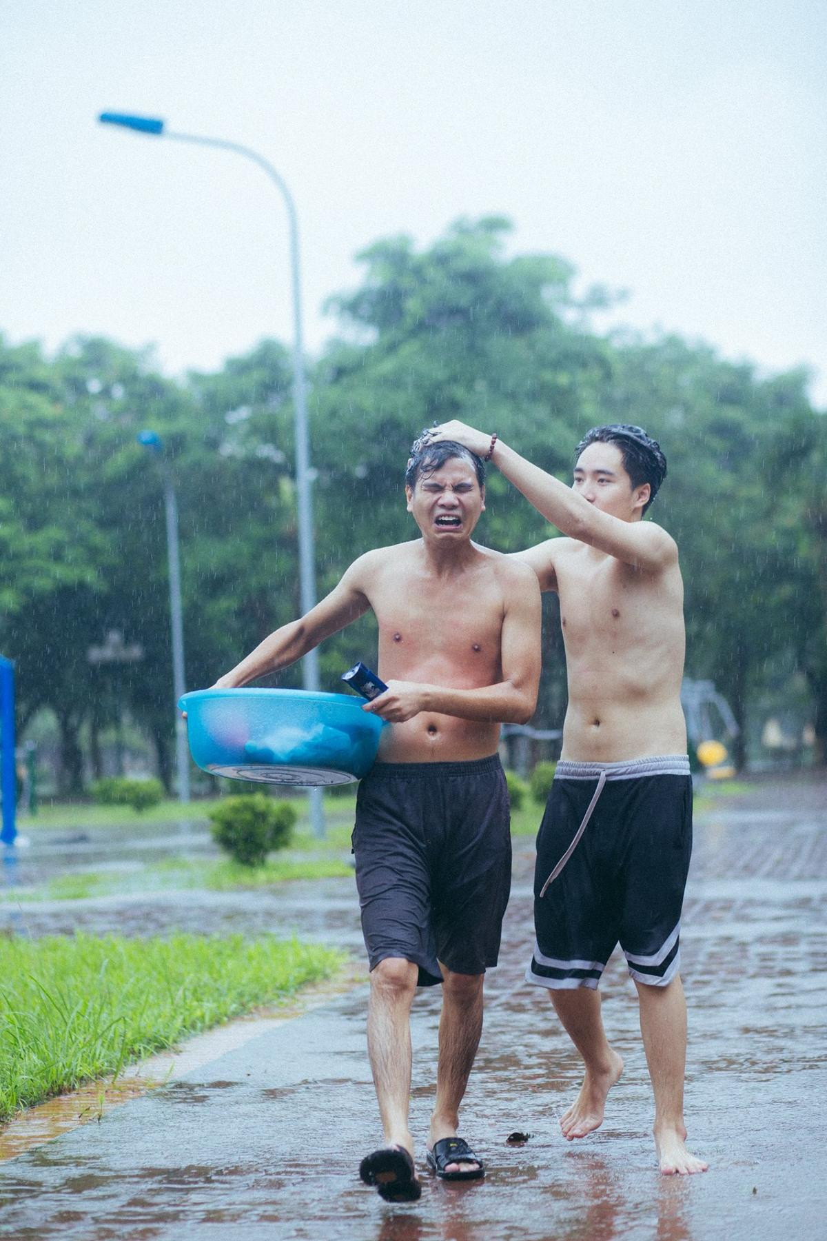 Mưa bão Hà Nội khiến bạn chán ngấy, hãy chiêm ngưỡng ngay những hình ảnh 'lầy lội' này của nhóm nam sinh Học viện Nông Nghiệp Ảnh 11