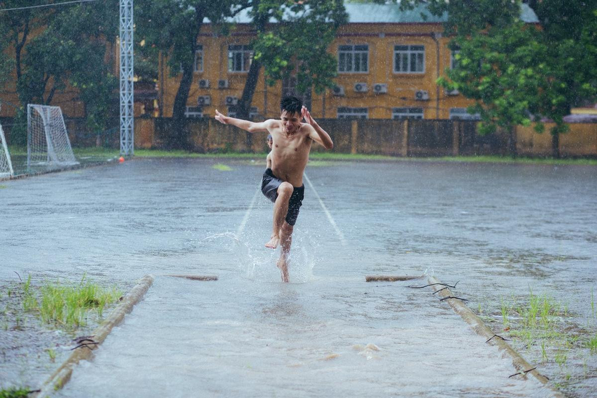 Mưa bão Hà Nội khiến bạn chán ngấy, hãy chiêm ngưỡng ngay những hình ảnh 'lầy lội' này của nhóm nam sinh Học viện Nông Nghiệp Ảnh 12