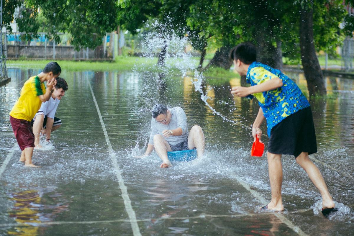 Mưa bão Hà Nội khiến bạn chán ngấy, hãy chiêm ngưỡng ngay những hình ảnh 'lầy lội' này của nhóm nam sinh Học viện Nông Nghiệp Ảnh 14