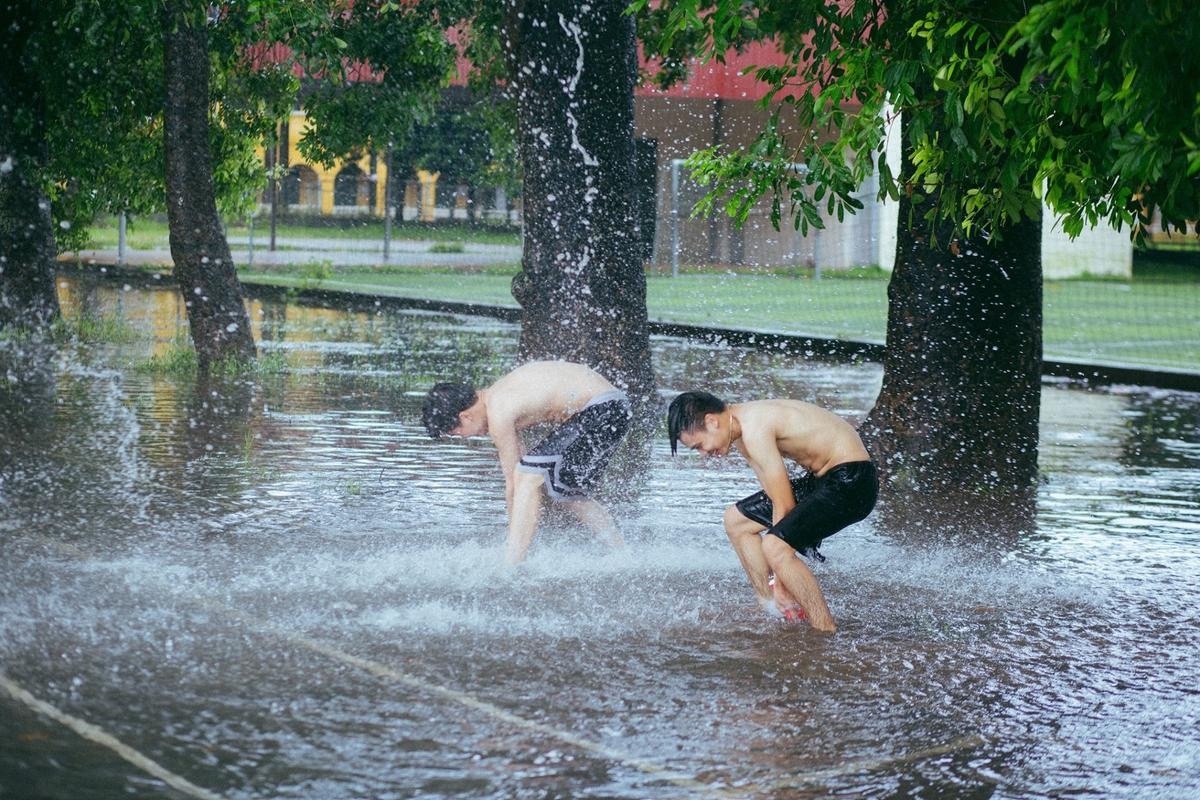 Mưa bão Hà Nội khiến bạn chán ngấy, hãy chiêm ngưỡng ngay những hình ảnh 'lầy lội' này của nhóm nam sinh Học viện Nông Nghiệp Ảnh 15