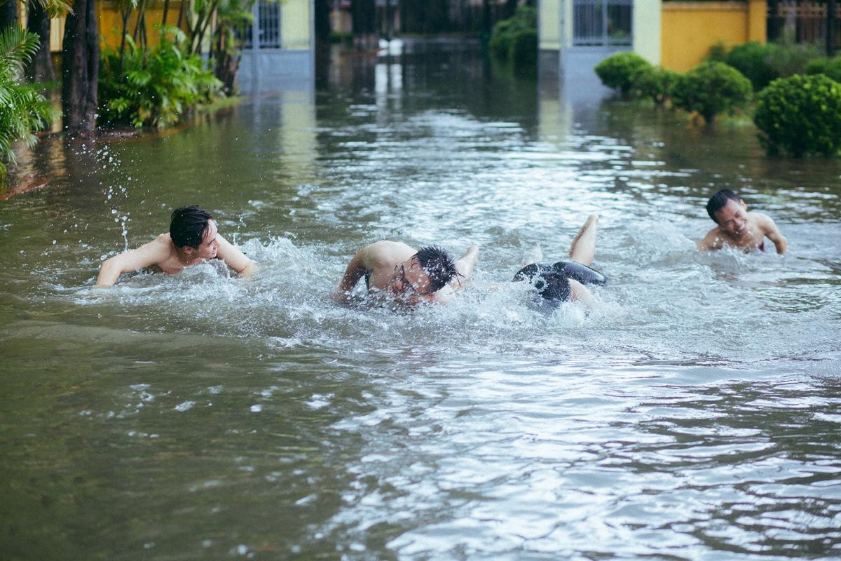 Mưa bão Hà Nội khiến bạn chán ngấy, hãy chiêm ngưỡng ngay những hình ảnh 'lầy lội' này của nhóm nam sinh Học viện Nông Nghiệp Ảnh 16