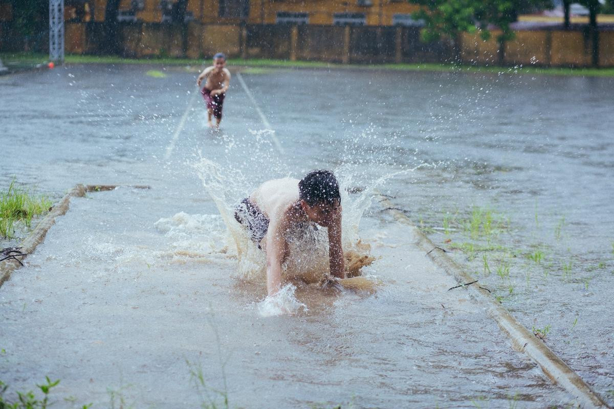 Mưa bão Hà Nội khiến bạn chán ngấy, hãy chiêm ngưỡng ngay những hình ảnh 'lầy lội' này của nhóm nam sinh Học viện Nông Nghiệp Ảnh 13