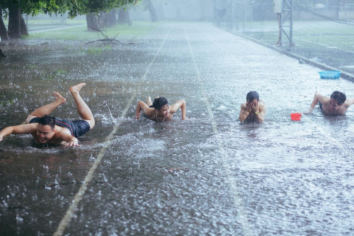 Mưa bão Hà Nội khiến bạn chán ngấy, hãy chiêm ngưỡng ngay những hình ảnh 'lầy lội' này của nhóm nam sinh Học viện Nông Nghiệp Ảnh 18