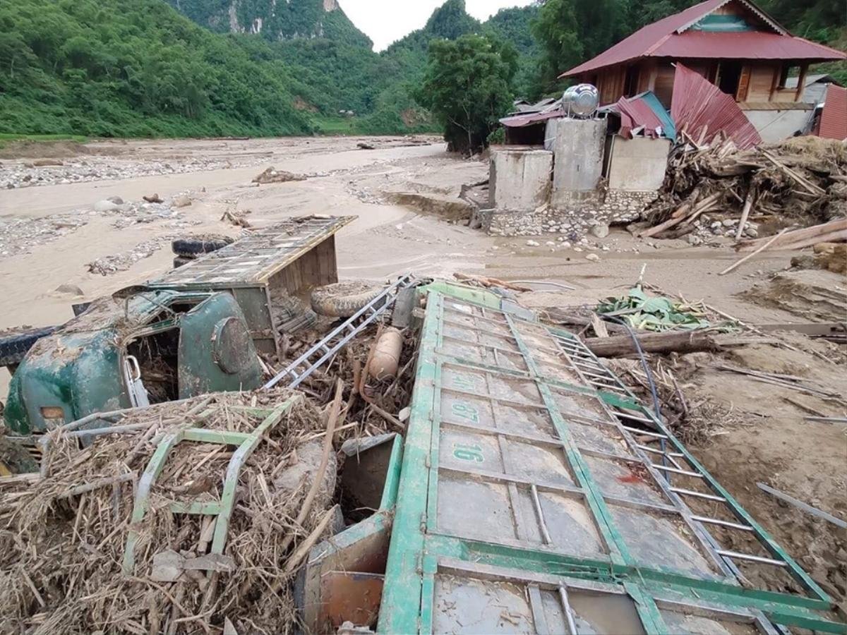 Mưa lũ kinh hoàng tại bản Sa Ná: Bốn thành viên trong gia đình bị nước cuốn trôi, hai đứa trẻ may mắn được cứu sống như một kì tích Ảnh 3