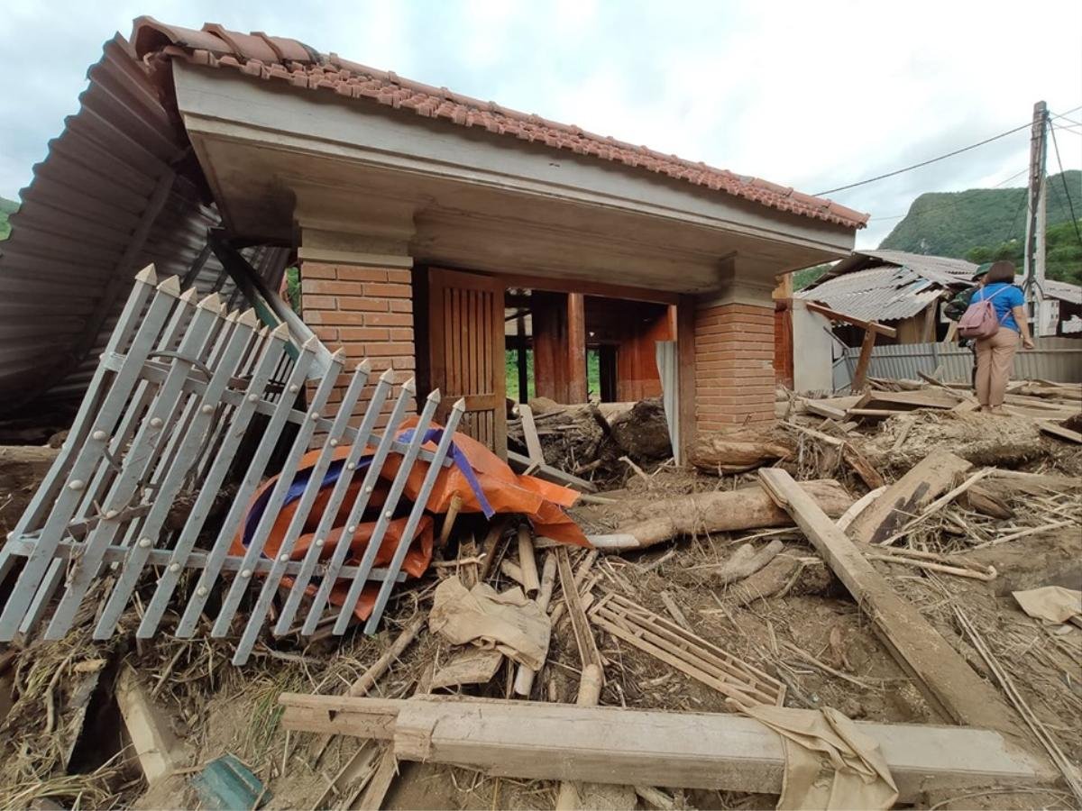 Mưa lũ kinh hoàng tại bản Sa Ná: Bốn thành viên trong gia đình bị nước cuốn trôi, hai đứa trẻ may mắn được cứu sống như một kì tích Ảnh 2