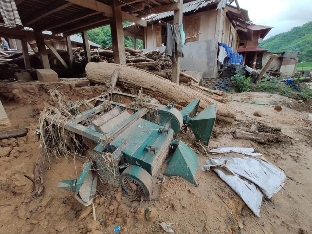 Mưa lũ kinh hoàng tại bản Sa Ná: Bốn thành viên trong gia đình bị nước cuốn trôi, hai đứa trẻ may mắn được cứu sống như một kì tích Ảnh 4