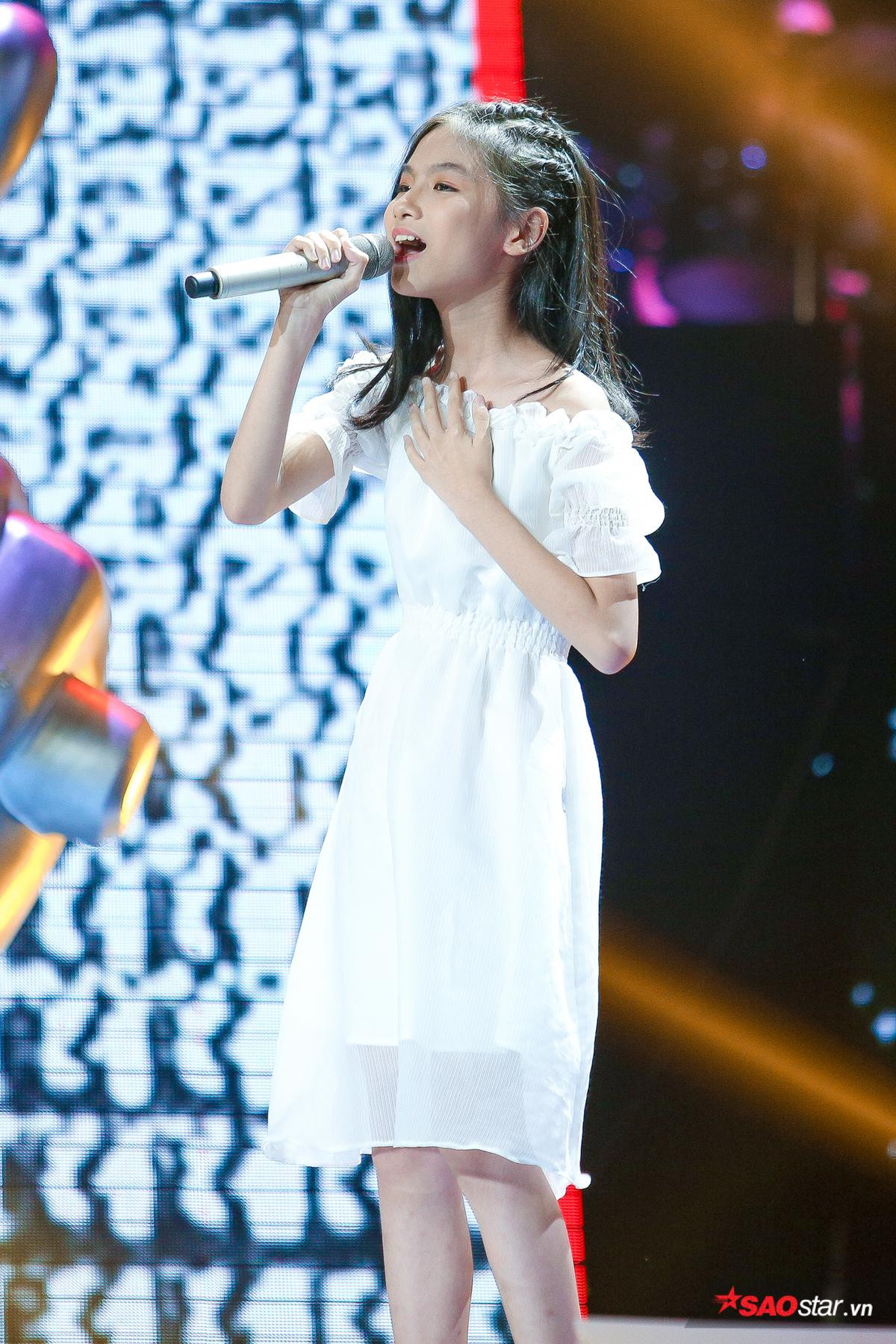 Nhân tố tỏa sáng tập 3 - The Voice Kids 2019: Thần đồng hát tiếng Anh - Vũ Linh Đan sở hữu tiết mục 'triệu view' Ảnh 3