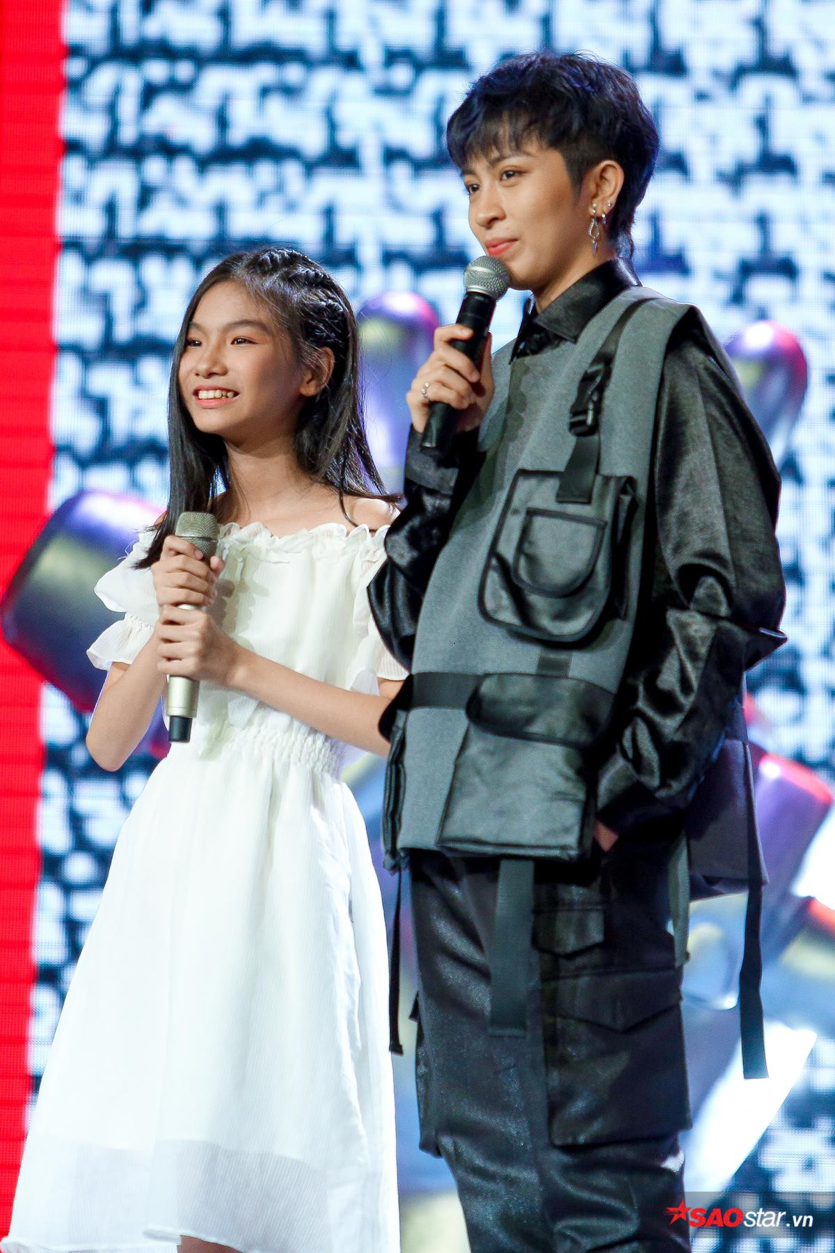 Nhân tố tỏa sáng tập 3 - The Voice Kids 2019: Thần đồng hát tiếng Anh - Vũ Linh Đan sở hữu tiết mục 'triệu view' Ảnh 2