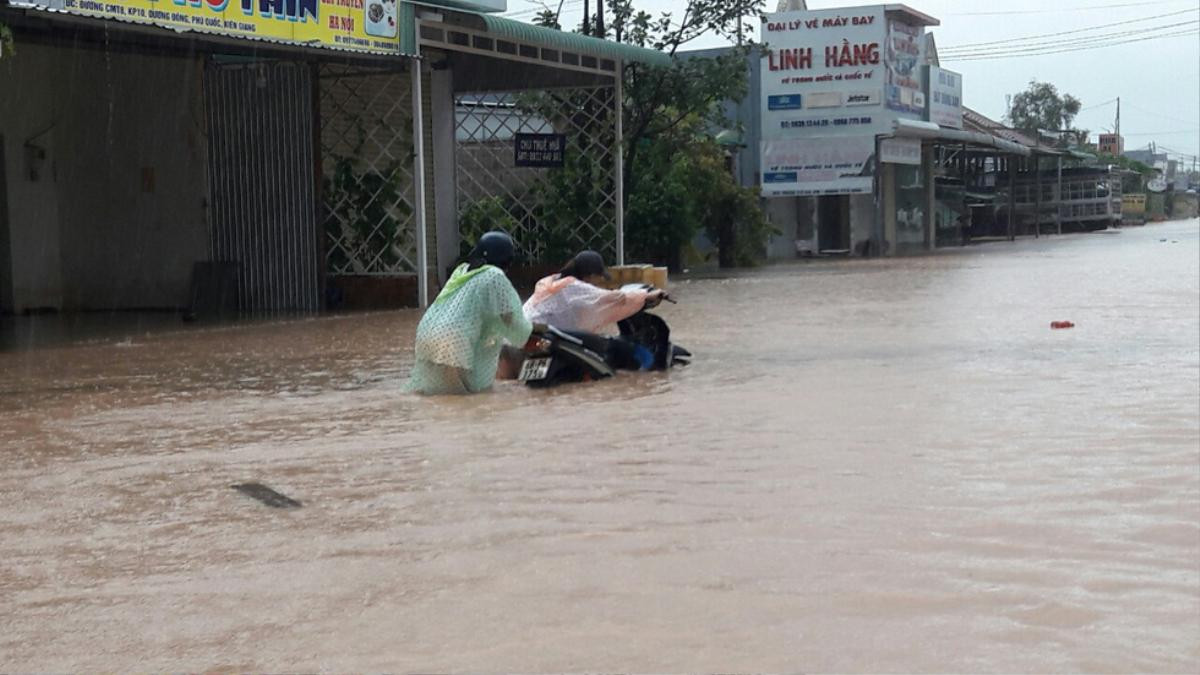 Cận cảnh 'đảo ngọc' Phú Quốc ngập úng nghiêm trọng sau mưa lớn Ảnh 2