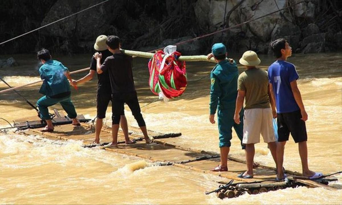 Tìm thấy thi thể bé trai 10 tuổi trong gia đình 6 người mất tích mất tích sau trận mưa lũ kinh hoàng ở Sa Ná - Thanh Hóa Ảnh 1