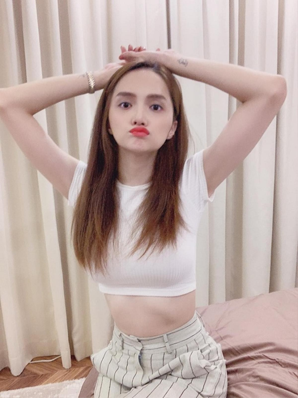 Cho dù chân có bó bột thì Hương Giang vẫn ghi điểm với vòng eo 'con kiến' trong thiết kế áo croptop Ảnh 5