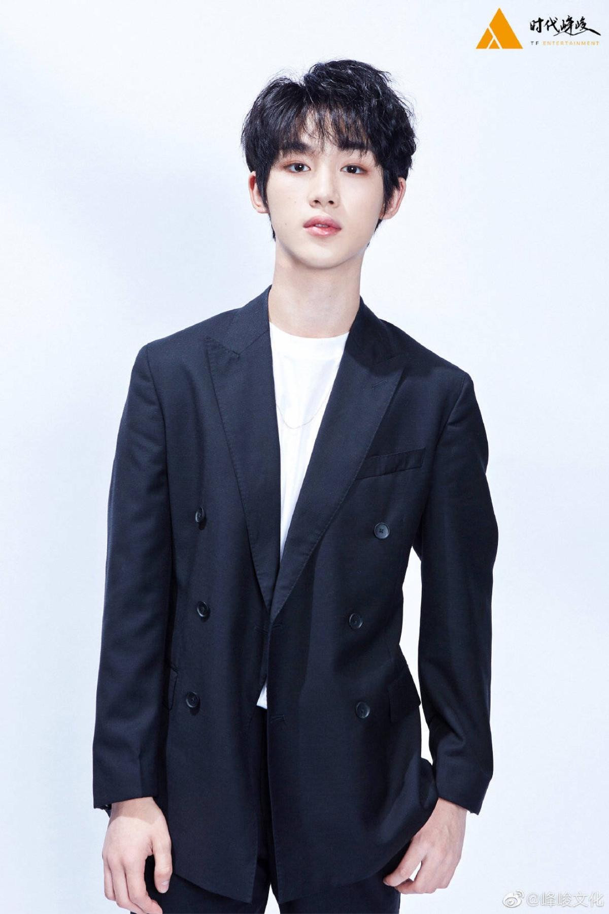 Đinh Trình Hâm nổi bật không kém TFBOYS tại lễ kỷ niệm 10 năm của TF Entertainment Ảnh 19