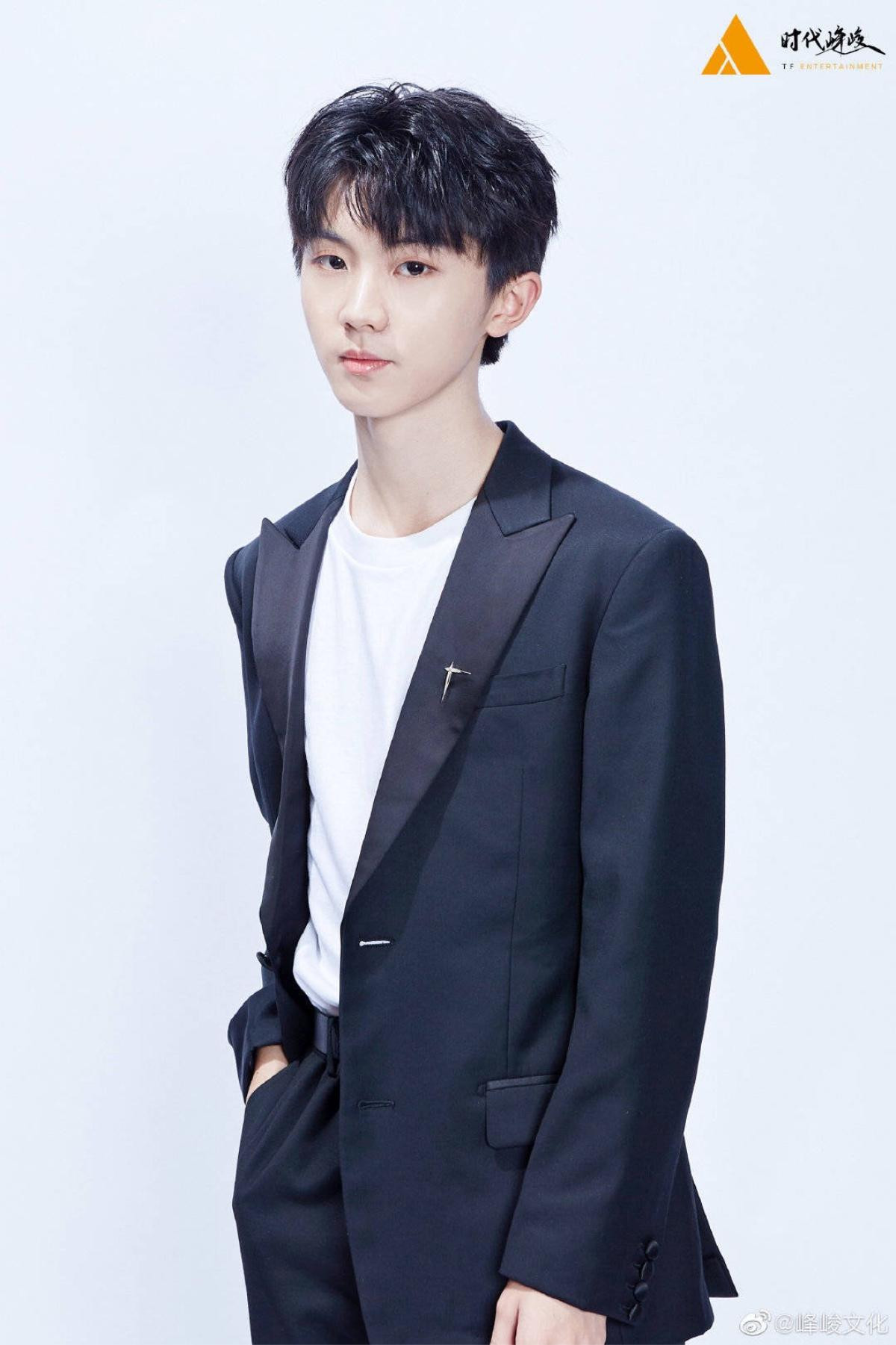 Đinh Trình Hâm nổi bật không kém TFBOYS tại lễ kỷ niệm 10 năm của TF Entertainment Ảnh 15