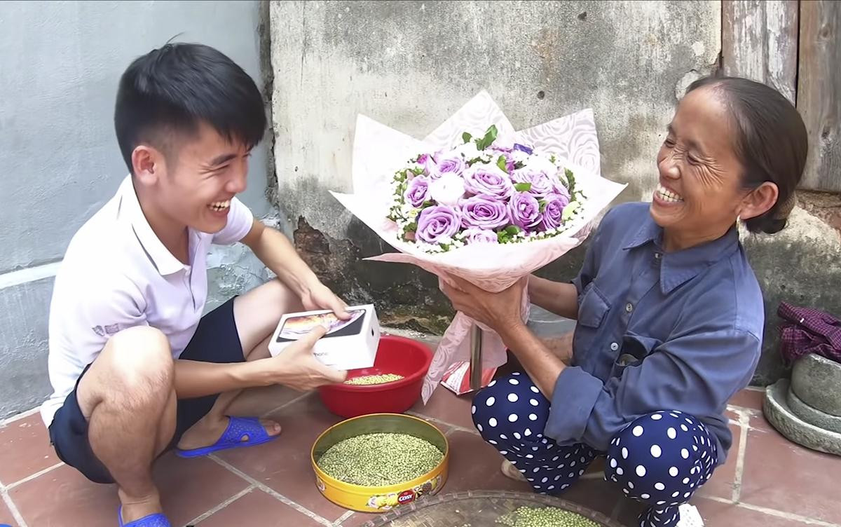 Sướng như bà Tân Vlog, được con trai tặng hẳn iPhone Xs Max siêu sang nhân ngày sinh nhật Ảnh 2