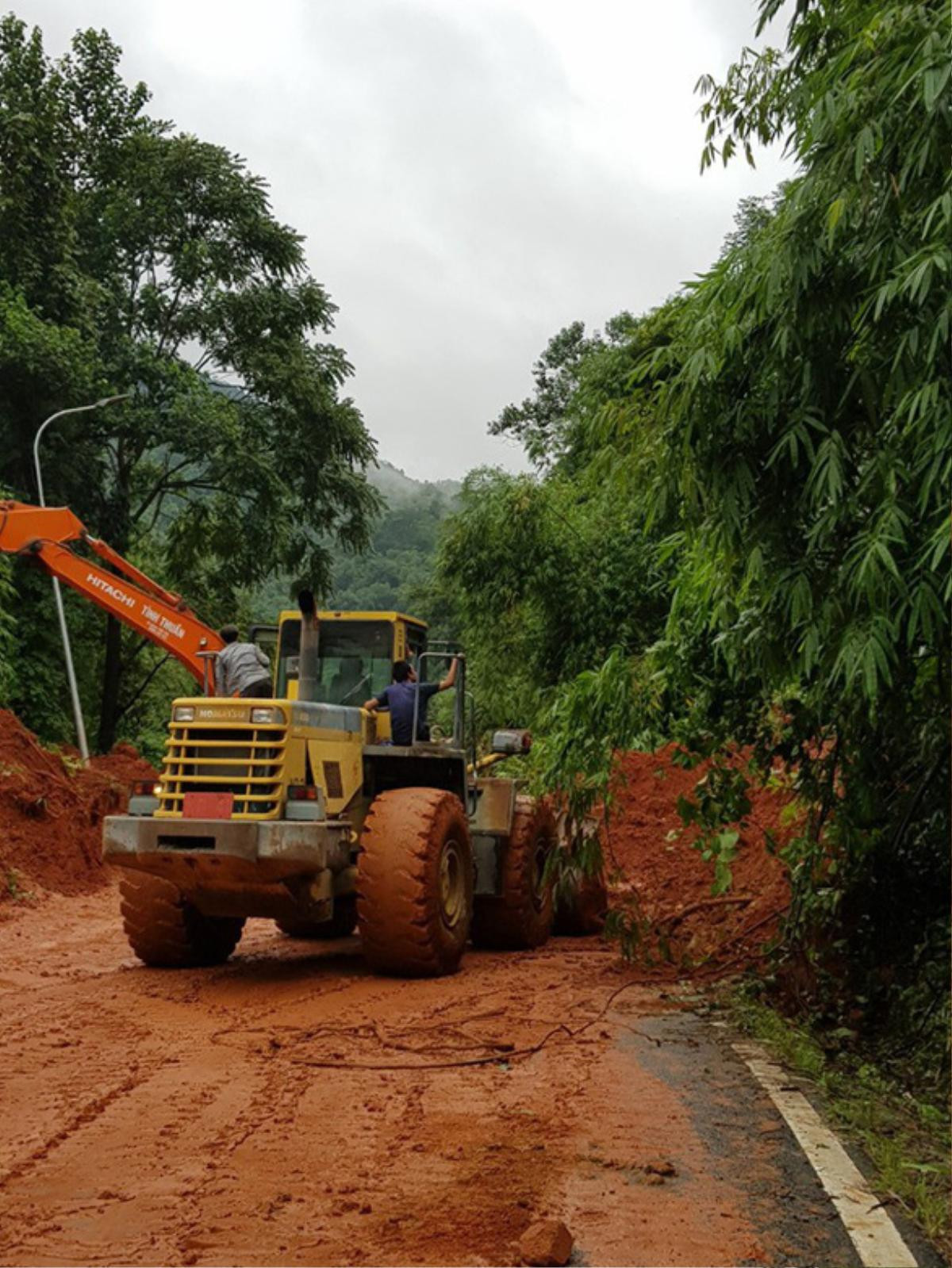 Sạt lở 6 điểm ở đèo Bảo Lộc đẩy 2 ô tô rơi xuống vực, giao thông tê liệt hoàn toàn Ảnh 3