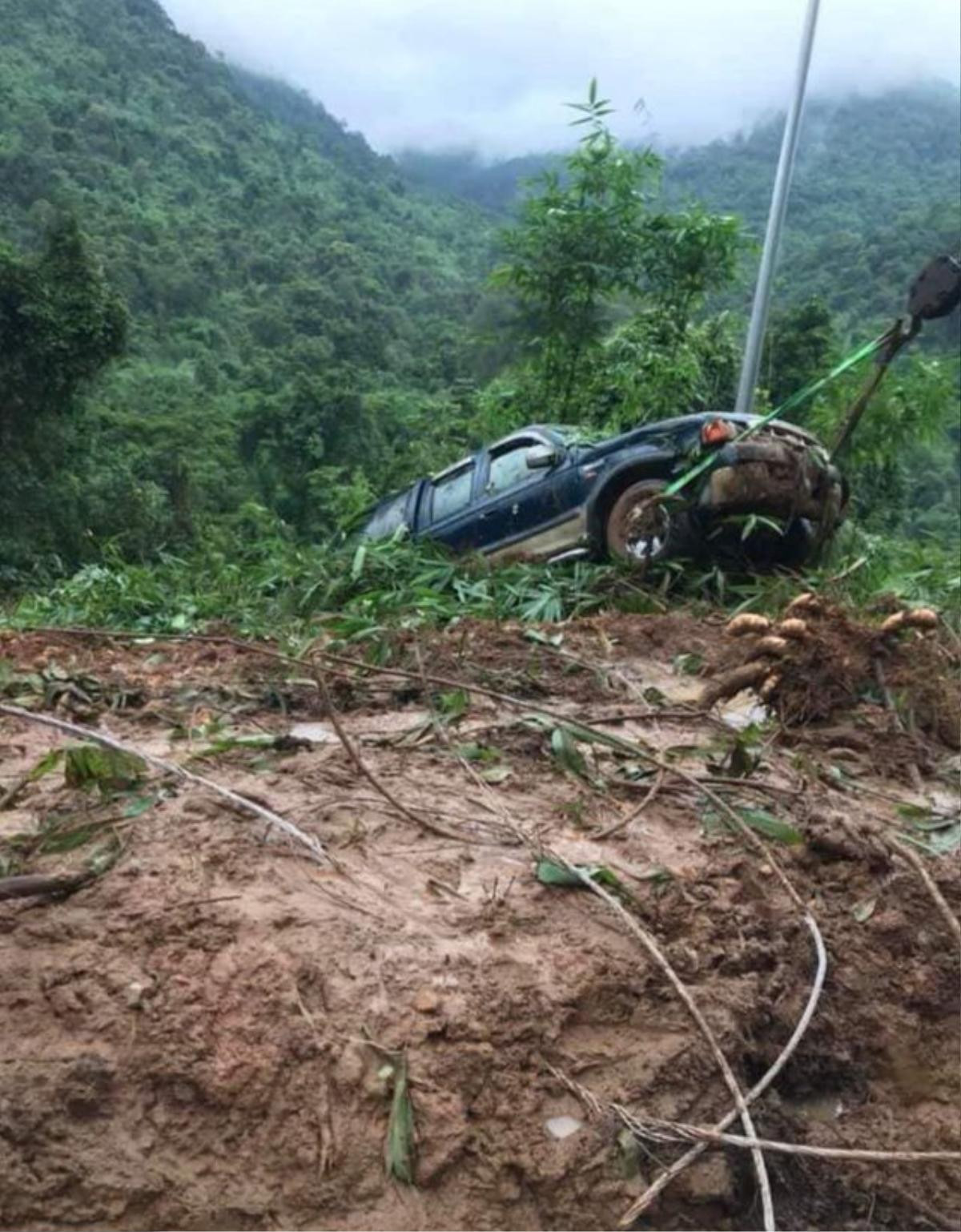 Sạt lở 6 điểm ở đèo Bảo Lộc đẩy 2 ô tô rơi xuống vực, giao thông tê liệt hoàn toàn Ảnh 5