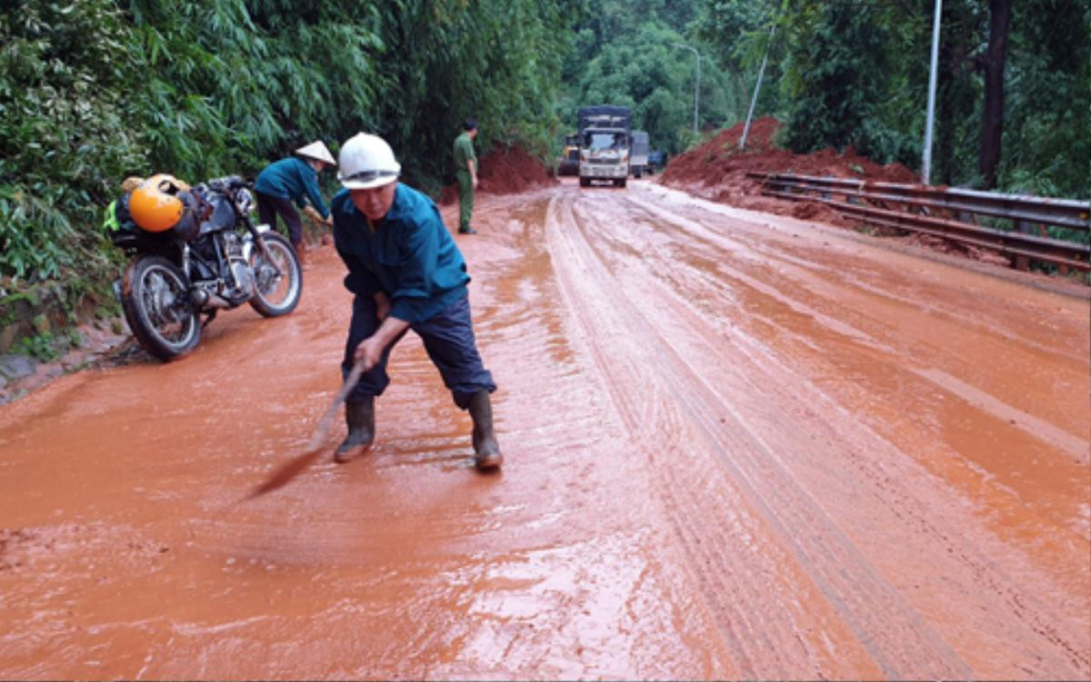 Sạt lở 6 điểm ở đèo Bảo Lộc đẩy 2 ô tô rơi xuống vực, giao thông tê liệt hoàn toàn Ảnh 7