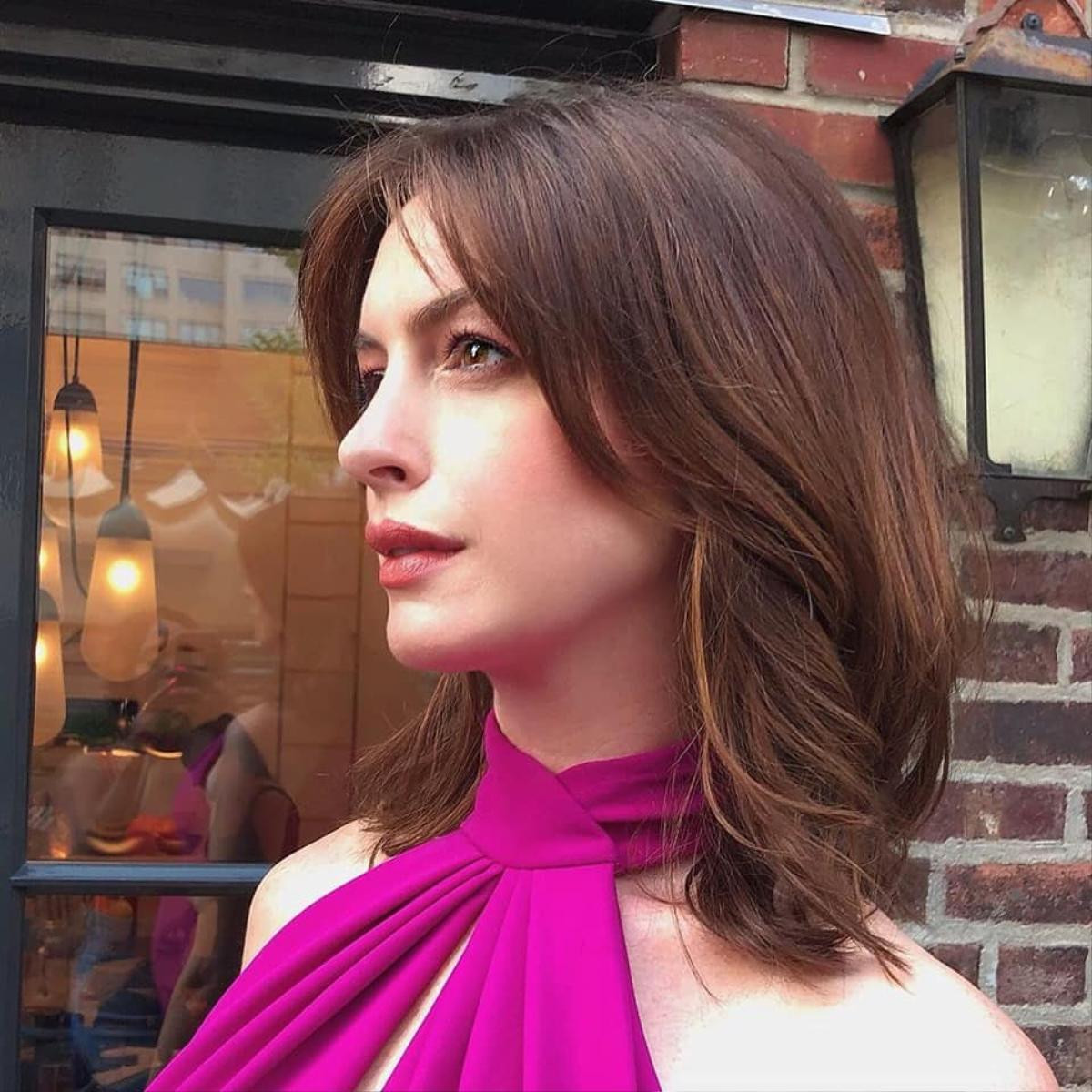 Mỹ nhân Anne Hathaway khoe bụng bầu to và nhan sắc xinh đẹp nổi bật trong chiếc đầm hồng rực rỡ Ảnh 5