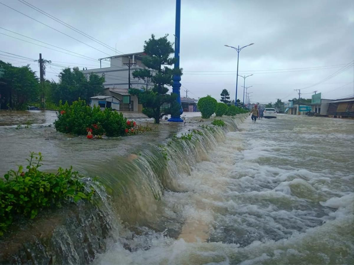 Ngập lụt lịch sử ở 'đảo ngọc' Phú Quốc: Giao thông bị chia cắt, huy động 1.000 người đến cứu trợ Ảnh 5