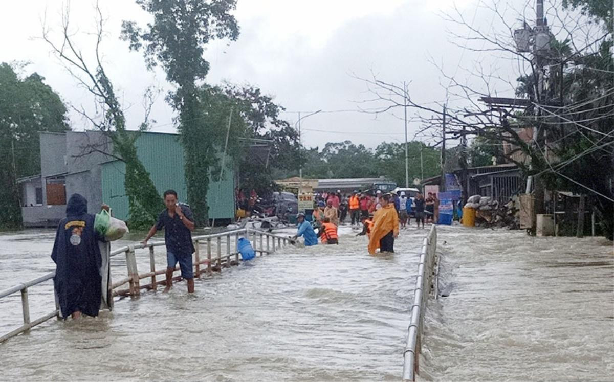 Ngập lụt lịch sử ở 'đảo ngọc' Phú Quốc: Giao thông bị chia cắt, huy động 1.000 người đến cứu trợ Ảnh 4