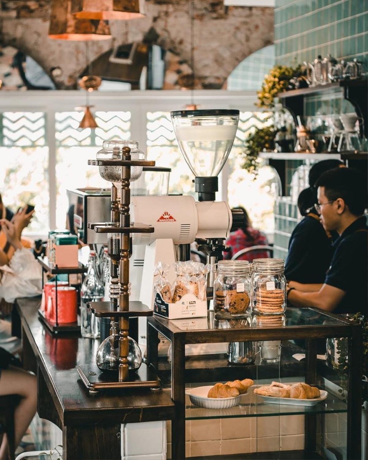 Tháng cô hồn ngại đi chơi xa, đến ngay 6 quán cà phê đẹp 'không góc chết' ở Sài Gòn để thỏa thích check-in sống ảo Ảnh 11