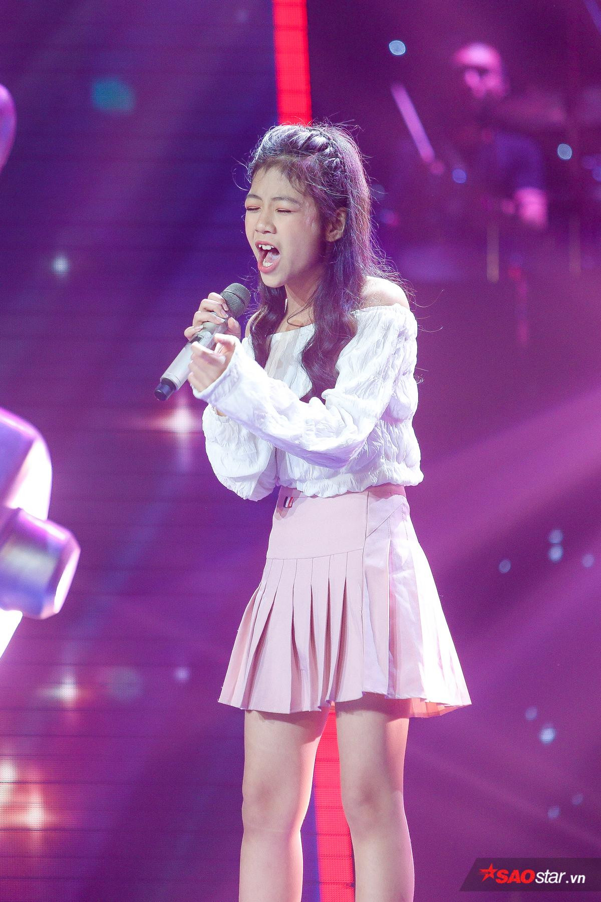 Kim Anh: Cô bé xinh như thiên thần khiến 6 vị HLV The Voice Kids bấm nút chọn ngay 'phút 89' Ảnh 2