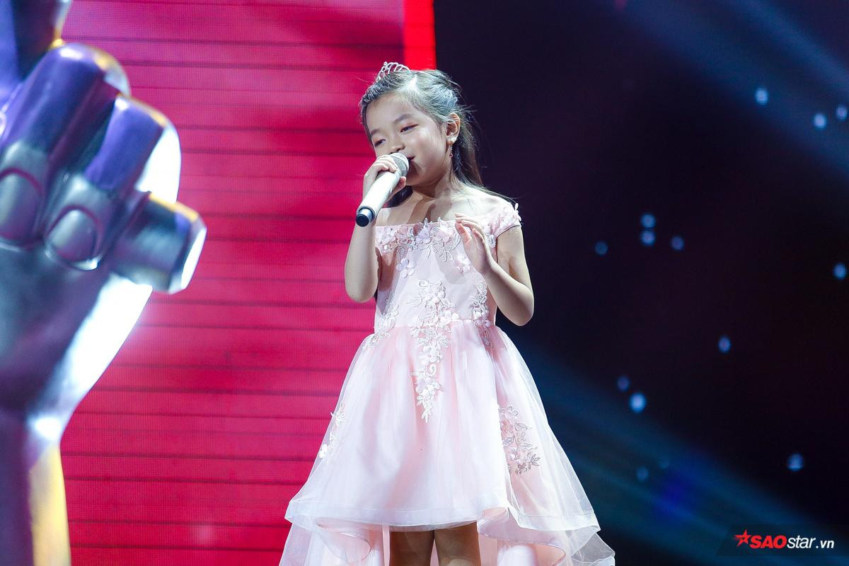 Châu Sở Hân: Thí sinh nhỏ tuổi nhất The Voice Kids 2019 hát chuẩn từng nốt khiến dàn HLV 'bấn loạn' Ảnh 2