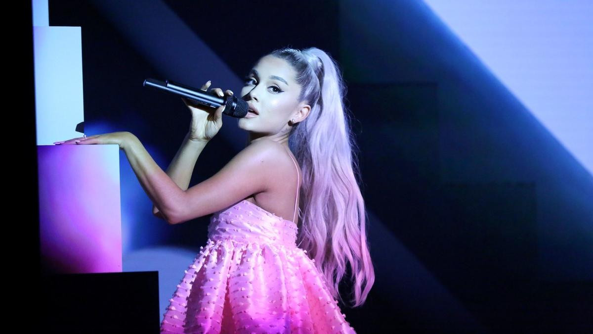 Ariana Grande bất ngờ thay đổi lịch trình Sweetener Tour, huỷ đêm diễn tại Ba Lan vì… bạn trai quá cố Mac Miller? Ảnh 1