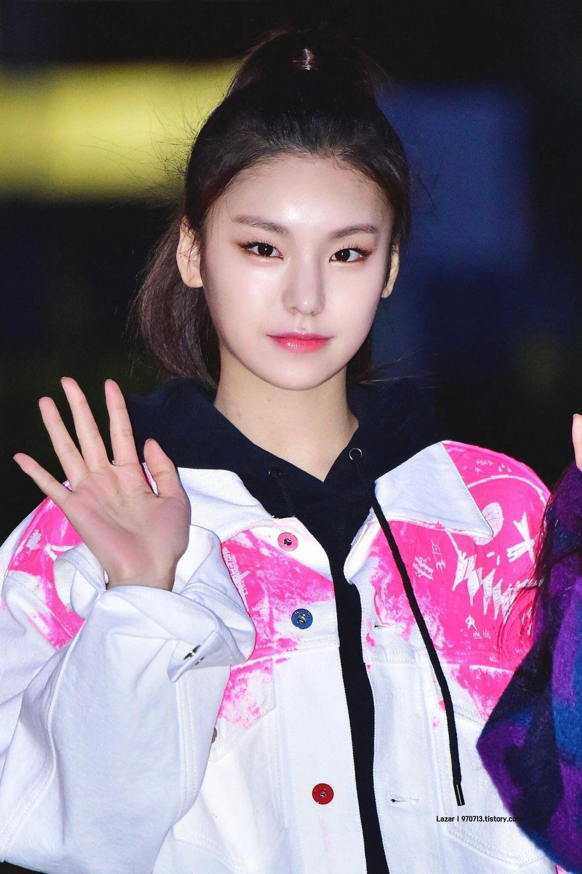 Không hổ danh Rookie nữ sáng giá của năm, Yeji (ITZY) chỉ tạm biệt tóc đuôi ngựa thôi cũng làm fan sốt xình xịch Ảnh 2