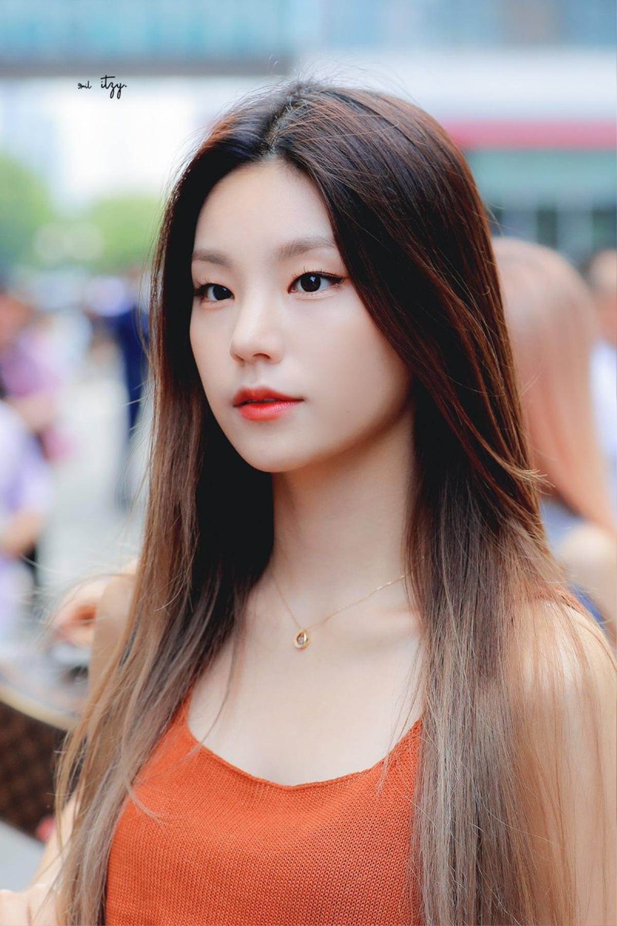 Không hổ danh Rookie nữ sáng giá của năm, Yeji (ITZY) chỉ tạm biệt tóc đuôi ngựa thôi cũng làm fan sốt xình xịch Ảnh 11