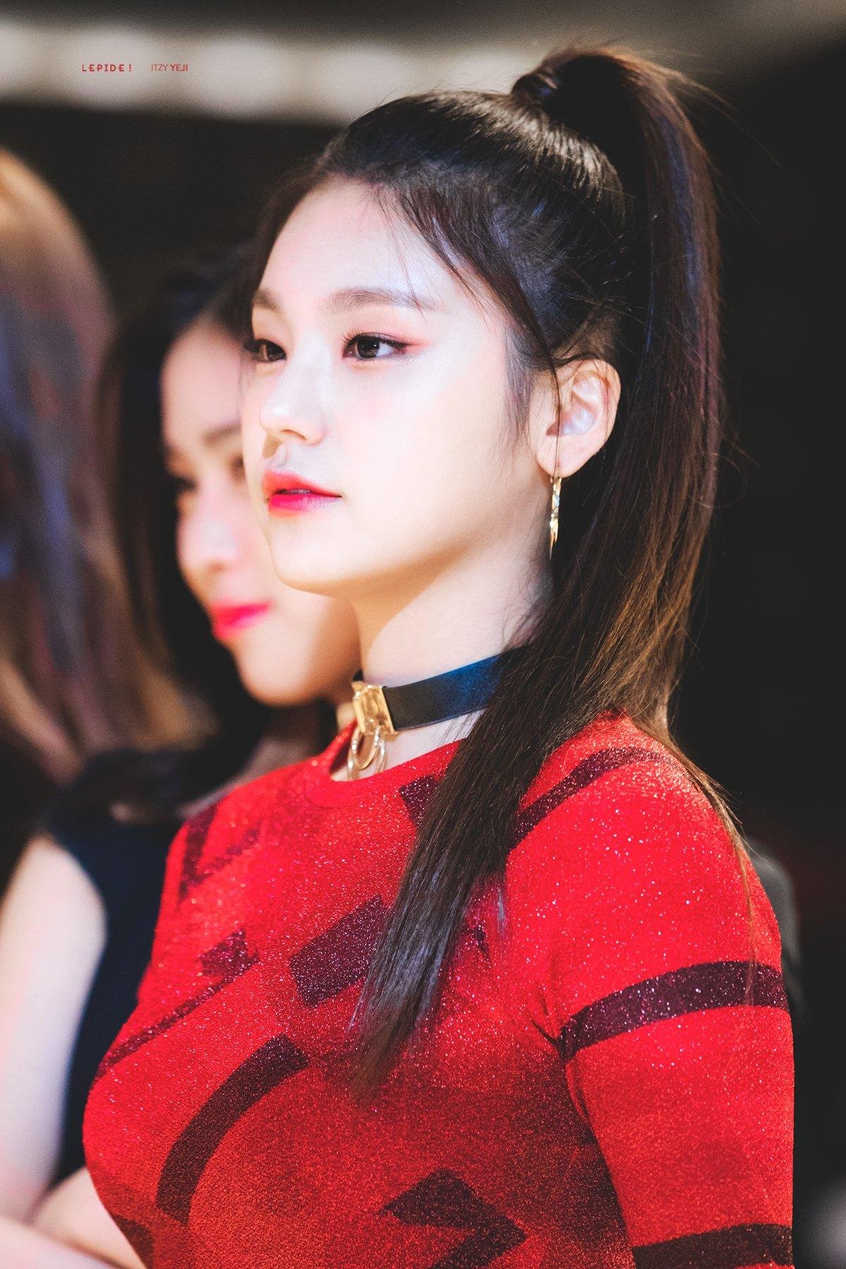 Không hổ danh Rookie nữ sáng giá của năm, Yeji (ITZY) chỉ tạm biệt tóc đuôi ngựa thôi cũng làm fan sốt xình xịch Ảnh 6