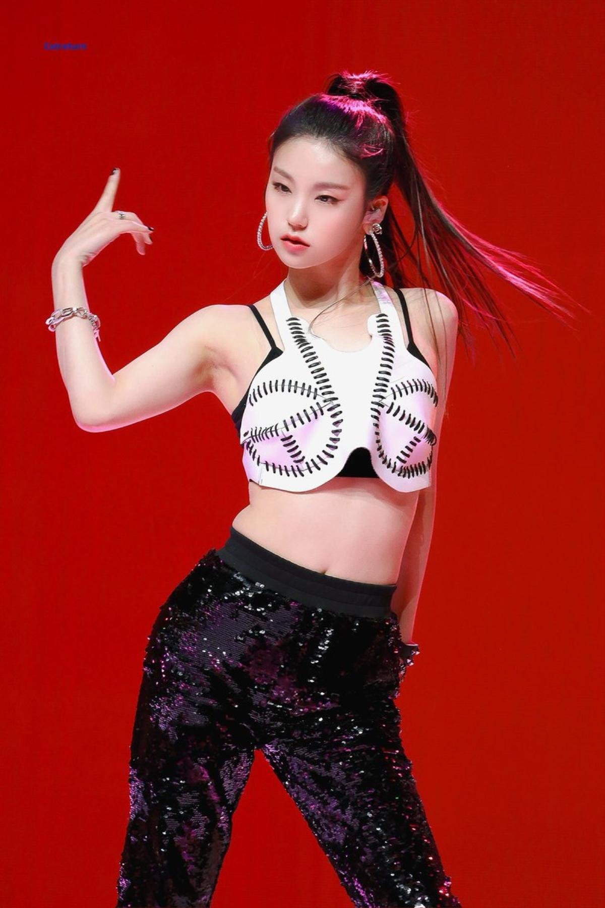 Không hổ danh Rookie nữ sáng giá của năm, Yeji (ITZY) chỉ tạm biệt tóc đuôi ngựa thôi cũng làm fan sốt xình xịch Ảnh 9