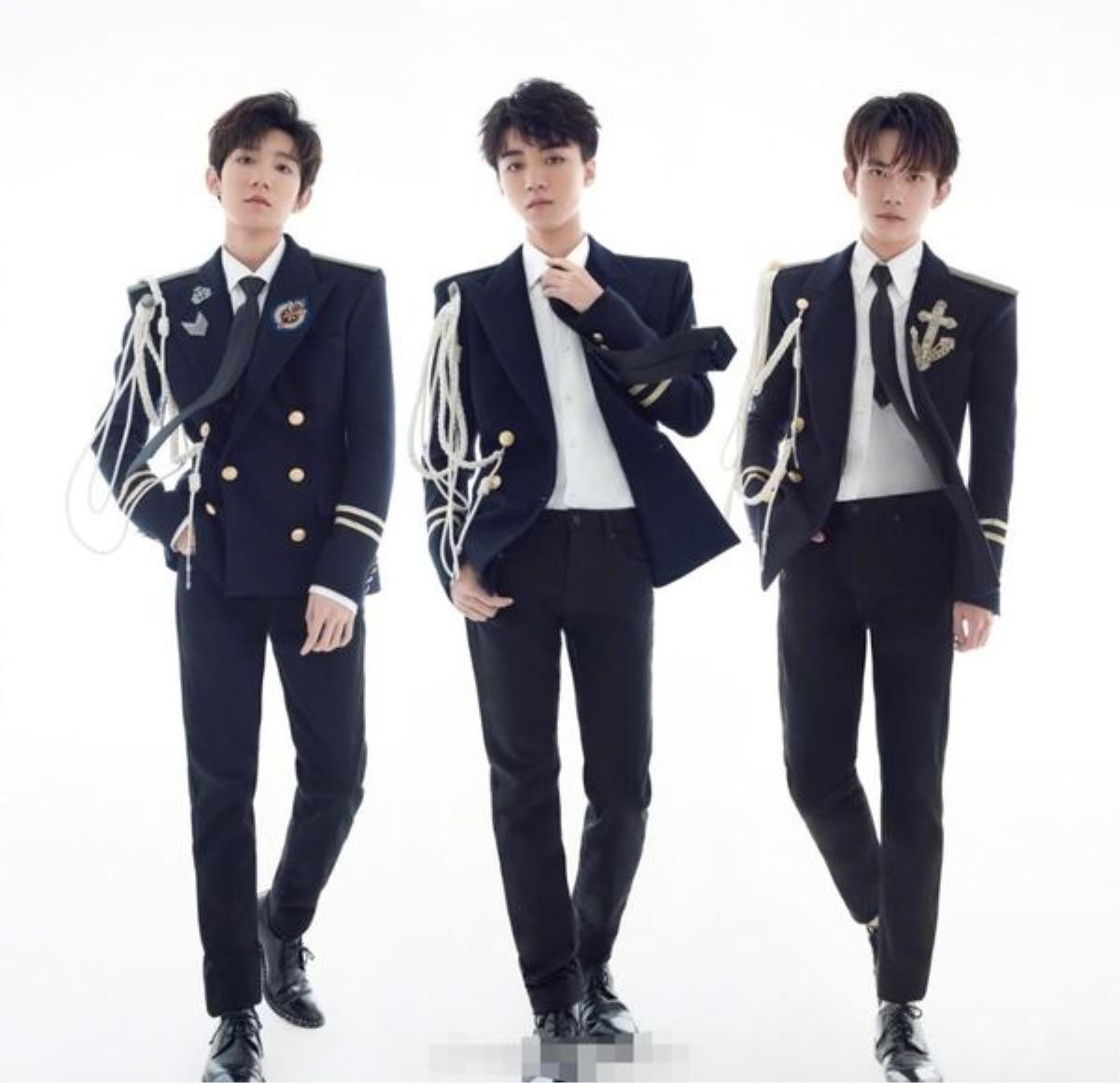 WC nam phải đổi thành cho nữ sử dụng vì fan girl đến quá đông tại concert TFBoys Ảnh 1