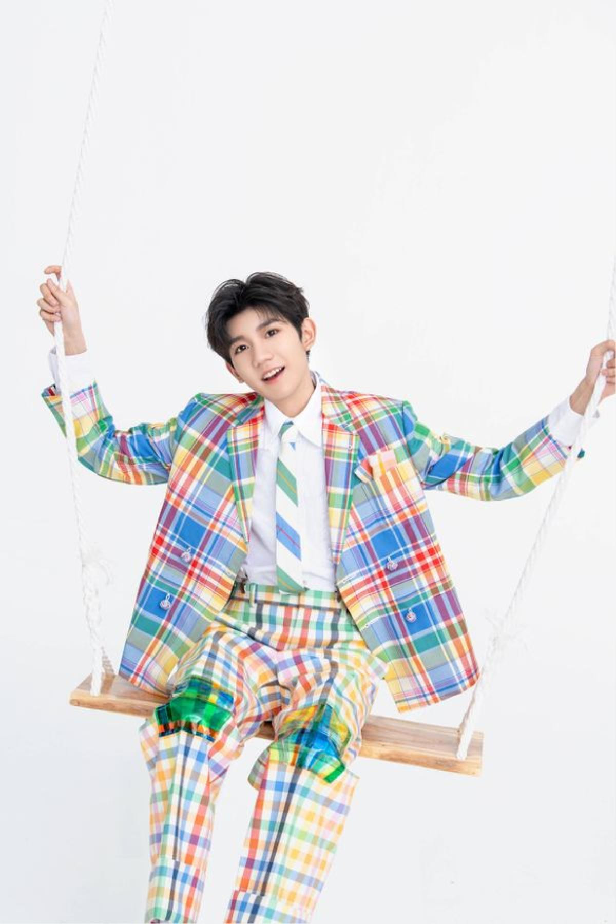 WC nam phải đổi thành cho nữ sử dụng vì fan girl đến quá đông tại concert TFBoys Ảnh 3