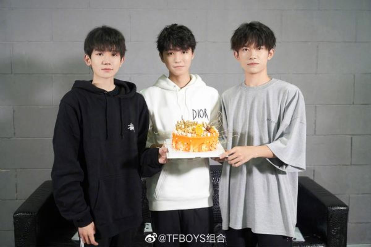 WC nam phải đổi thành cho nữ sử dụng vì fan girl đến quá đông tại concert TFBoys Ảnh 5