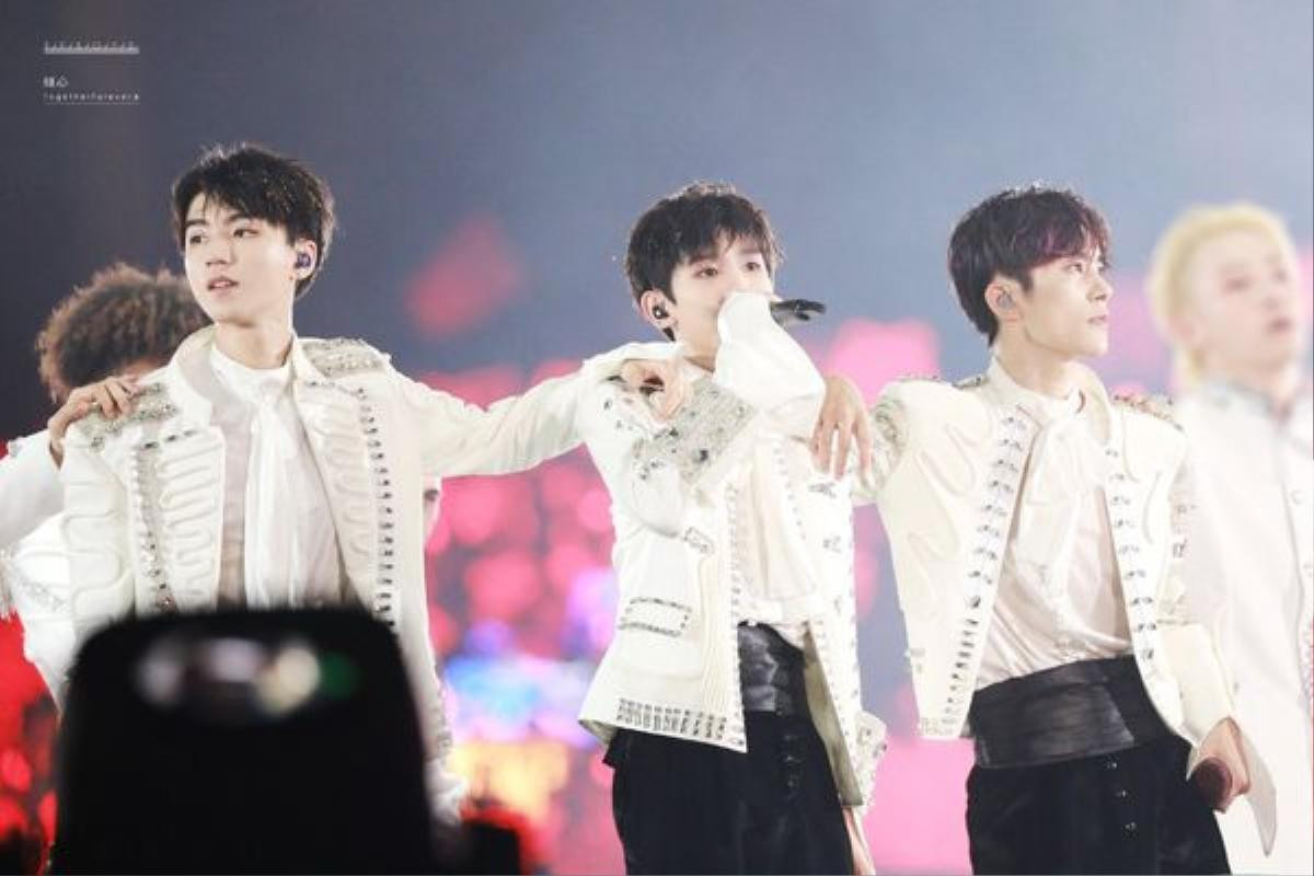 Kẻ ác ý chiếu đèn laze vào mắt của từng thành viên TFBoys đã bị bắt Ảnh 5