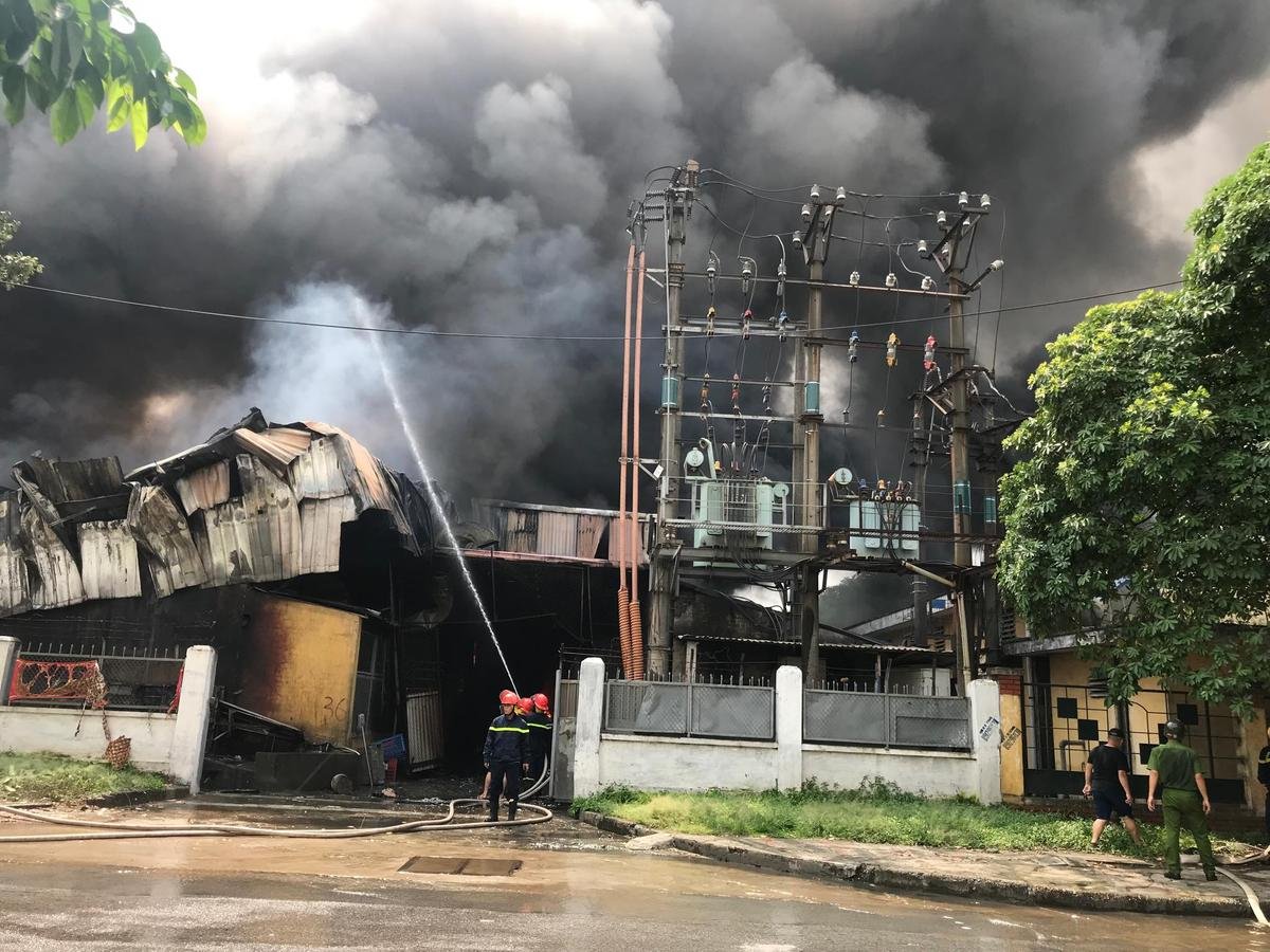 Cháy cực lớn công ty sản xuất khuôn mẫu nhựa ở khu công nghiệp Sài Đồng B, nhiều tài sản bị cháy rụi Ảnh 4