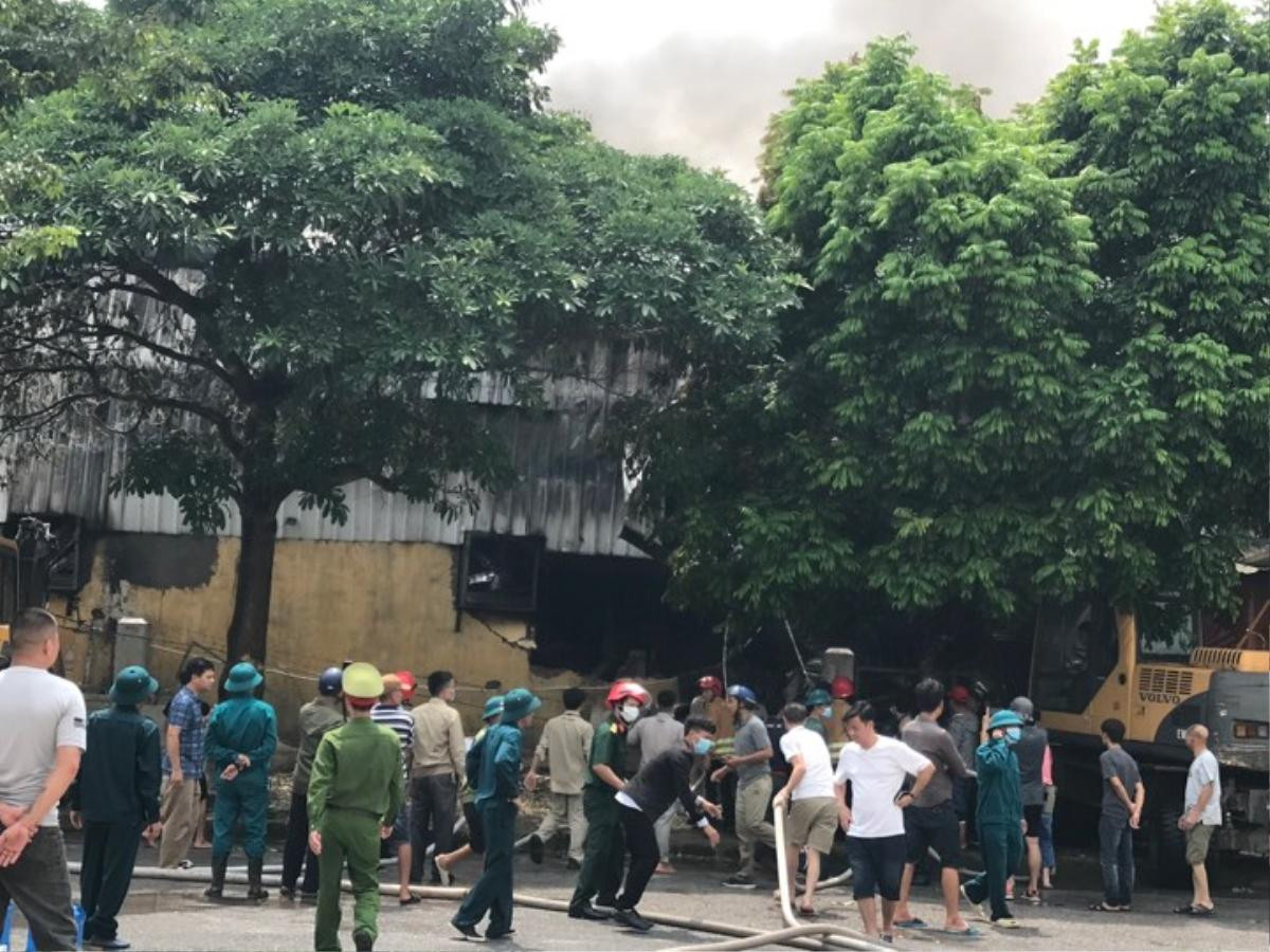 Hiện trường tan hoang sau vụ cháy cực lớn tại công ty sản xuất khuôn ép nhựa ở khu công nghiệp Sài Đồng B Ảnh 7