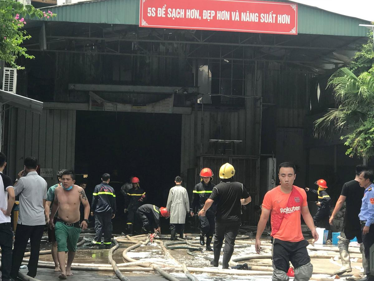 Hiện trường tan hoang sau vụ cháy cực lớn tại công ty sản xuất khuôn ép nhựa ở khu công nghiệp Sài Đồng B Ảnh 12