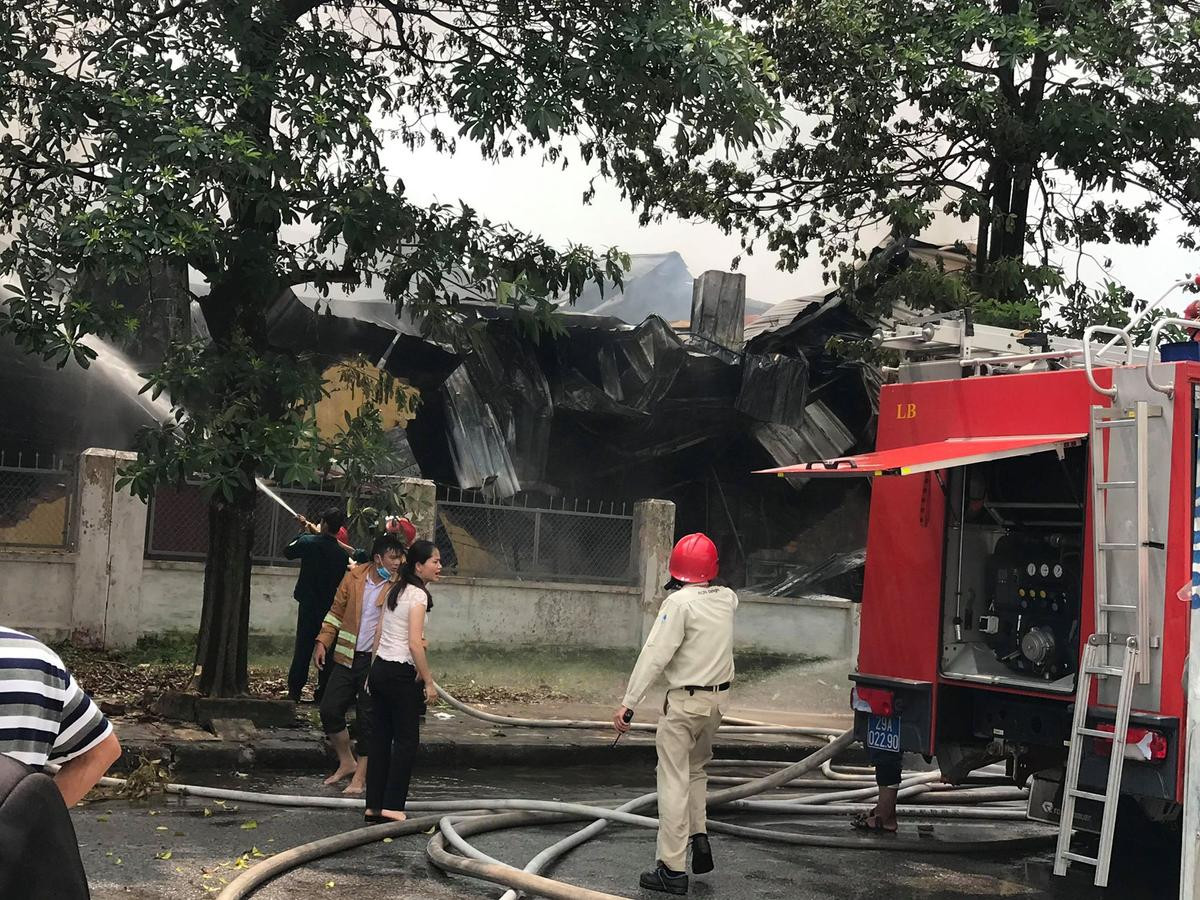 Hiện trường tan hoang sau vụ cháy cực lớn tại công ty sản xuất khuôn ép nhựa ở khu công nghiệp Sài Đồng B Ảnh 6