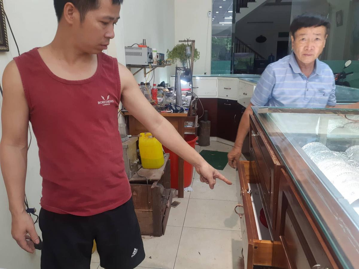 Kẻ gian tháo mái tôn đột nhập vào tiệm vàng trong đêm mưa, trộm số vàng trị giá 1,8 tỷ đồng Ảnh 4