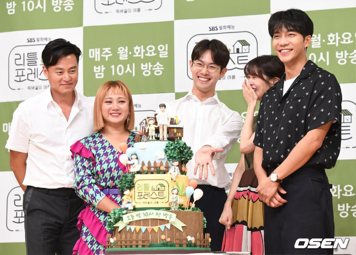 Họp báo 'Little Forest': Bị Lee Seo Jin 'hắt hủi', Lee Seung Gi đẹp đôi bên bạn gái Lee Joon (MBLAQ) Ảnh 17