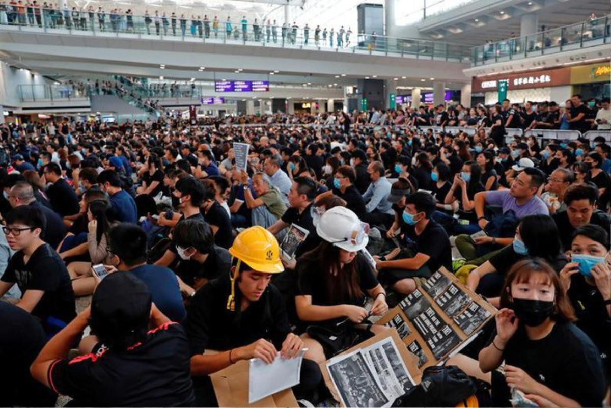 Sân bay Hong Kong 'tê liệt' vì hàng nghìn người biểu tình Ảnh 4